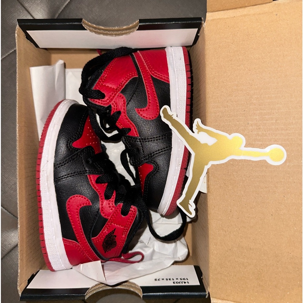 Barely worn Jordan 1s excellent condition original box size 5c